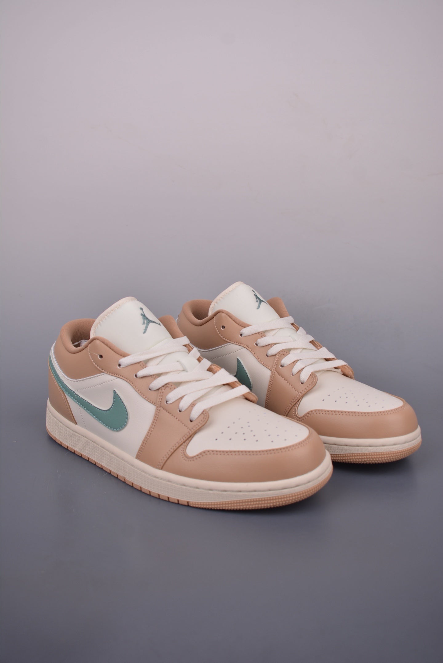 Zapatillas Air Jordan 1 Low Beige Orange en vista lateral destacando su diseño elegante.