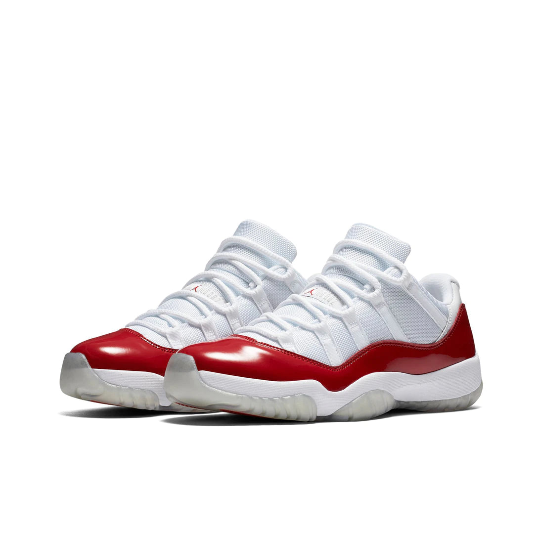 Vista lateral de las zapatillas Air Jordan 11, retro y cómodas, ideales para baloncesto.