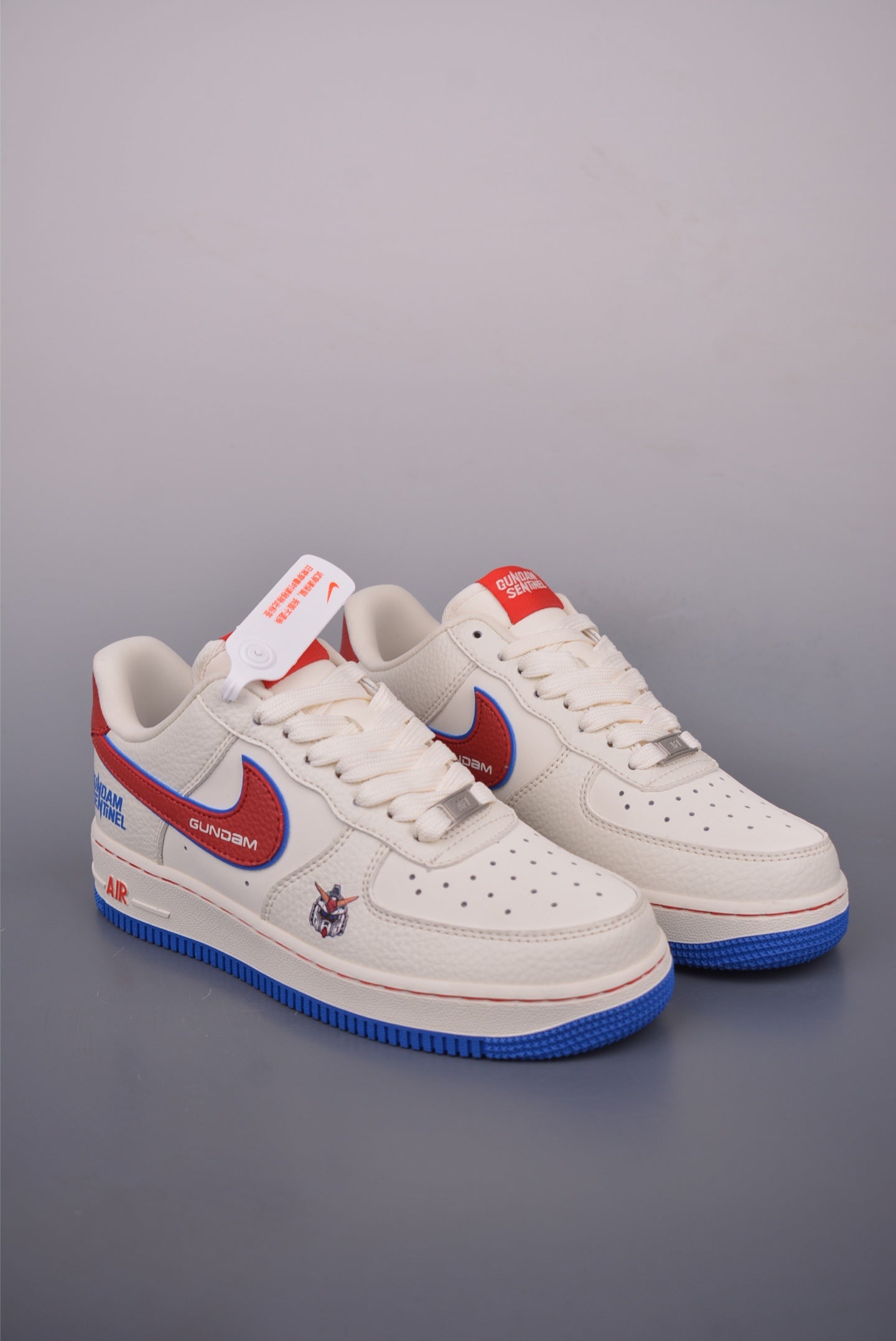 Vista lateral de las Nike Air Force 1 en colores blanco, rojo y azul, un clásico de la moda urbana.