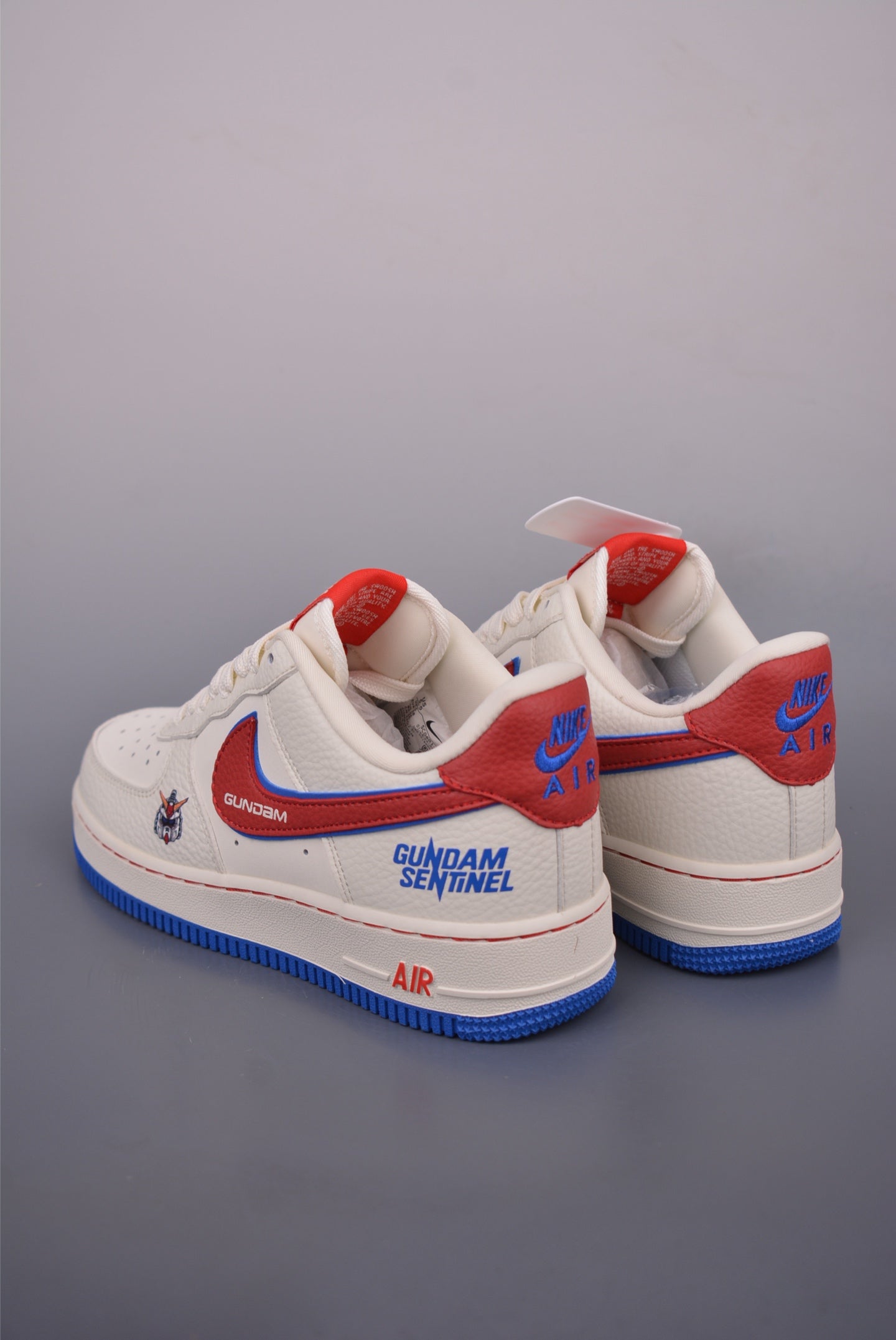 Zapatillas Nike Air Force 1 Low Bandai en blanco con toques rojos y azules, perfectas para cualquier outfit casual.