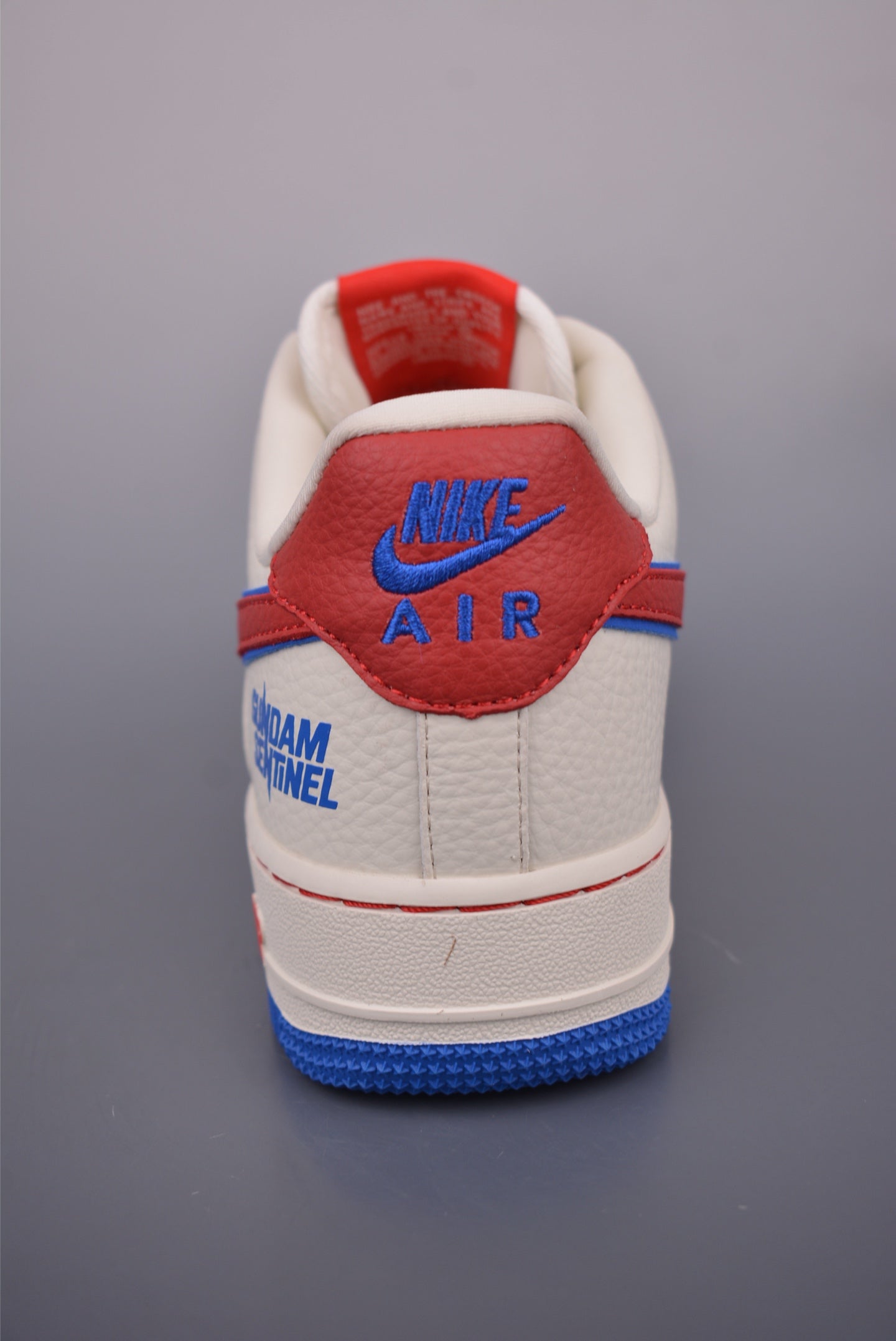 Caja original de Nike Air Force 1 que incluye detalles del número de artículo y autenticidad.