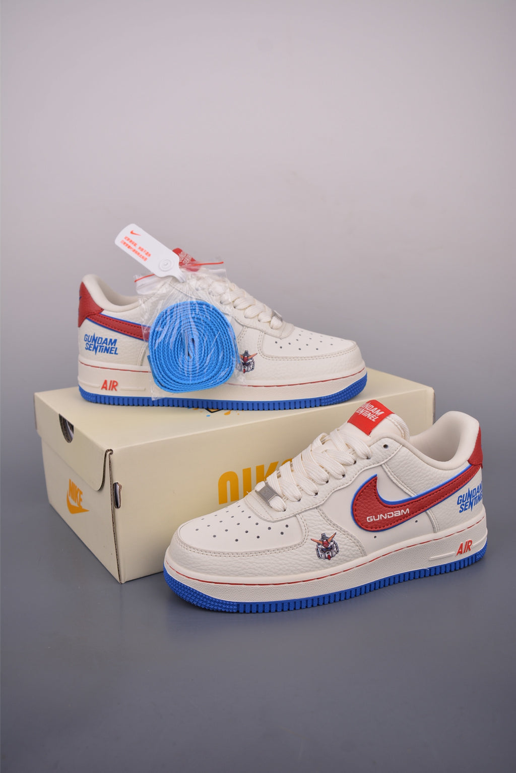 Nike Air Force 1 Low Bandai en un ángulo favorecedor, resaltando la combinación de colores y estilo.
