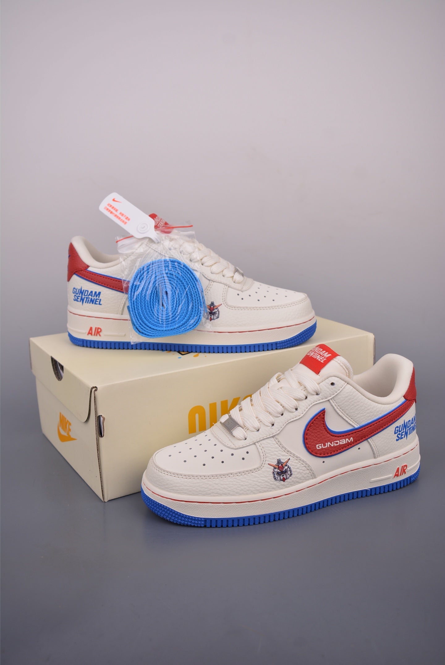 Nike Air Force 1 Low Bandai en un ángulo favorecedor, resaltando la combinación de colores y estilo.
