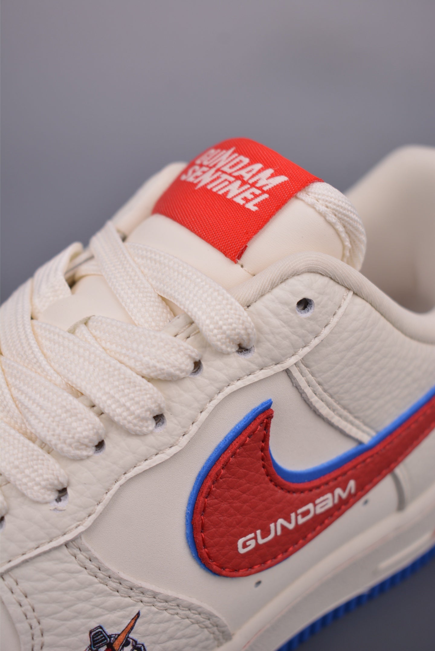 Zapatillas Nike Air Force 1 en una pose de uso, mostrando su versatilidad para el día a día.