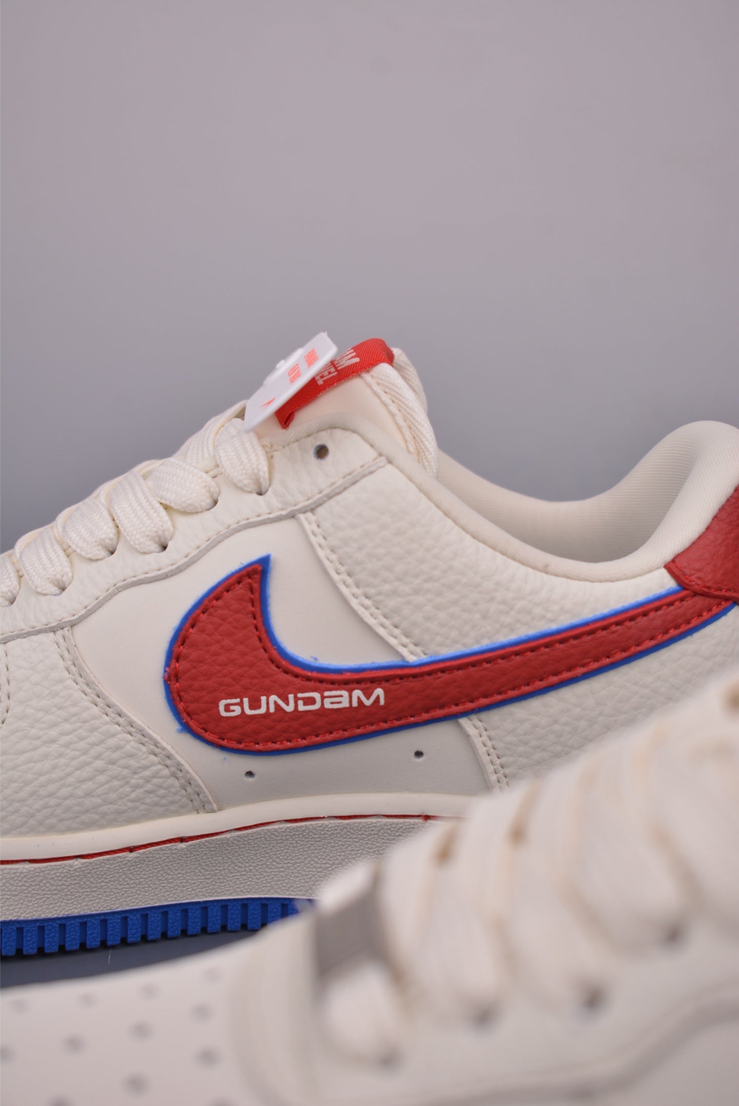Zapatillas Nike Air Force 1 sobre una superficie blanca, destacándose por su diseño icónico.