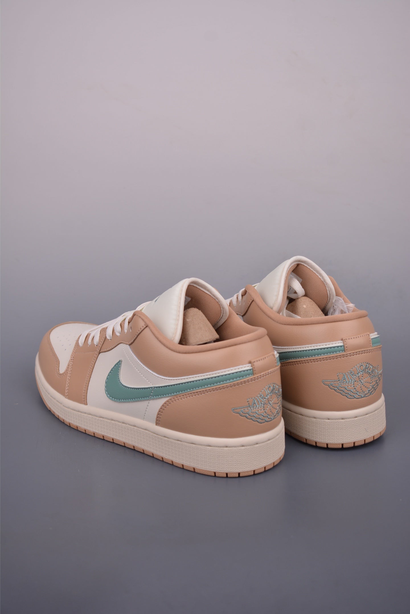 Air Jordan 1 Low Beige Orange mostrando la parte superior de cuero original y detalles de la etiqueta.