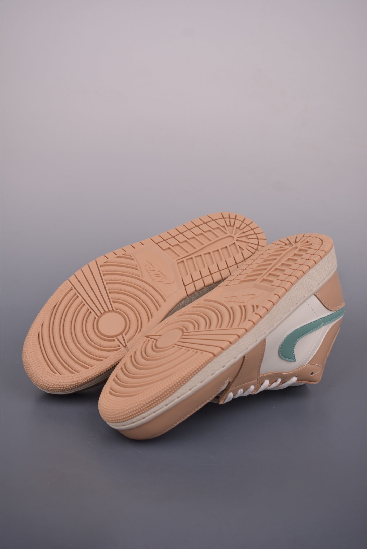 Vista cercana de las Air Jordan 1 Low Beige Orange mostrando la textura de la piel y la lengüeta con esponja.