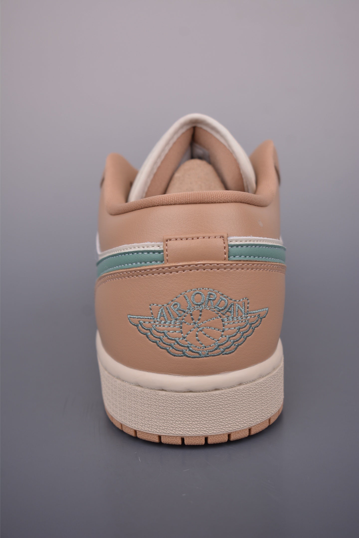 Air Jordan 1 Low Beige Orange en ángulo frontal resaltando el diseño deportivo.