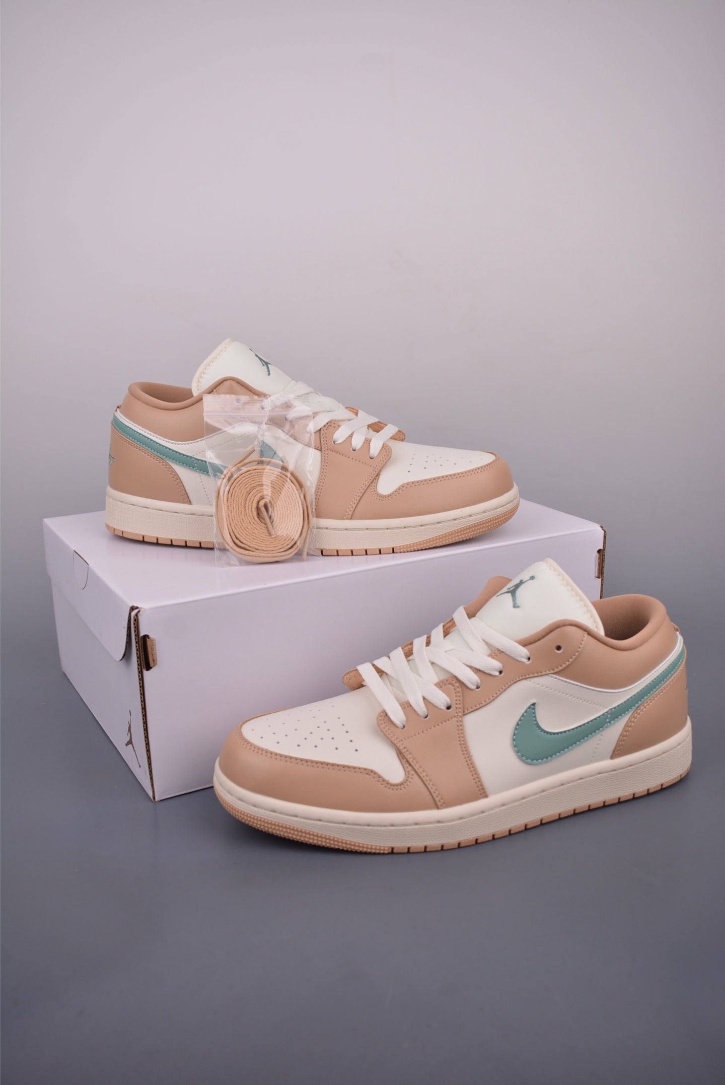 Zapatillas Air Jordan 1 Low Beige Orange exhibiendo la suela de goma completa y parte del interior.