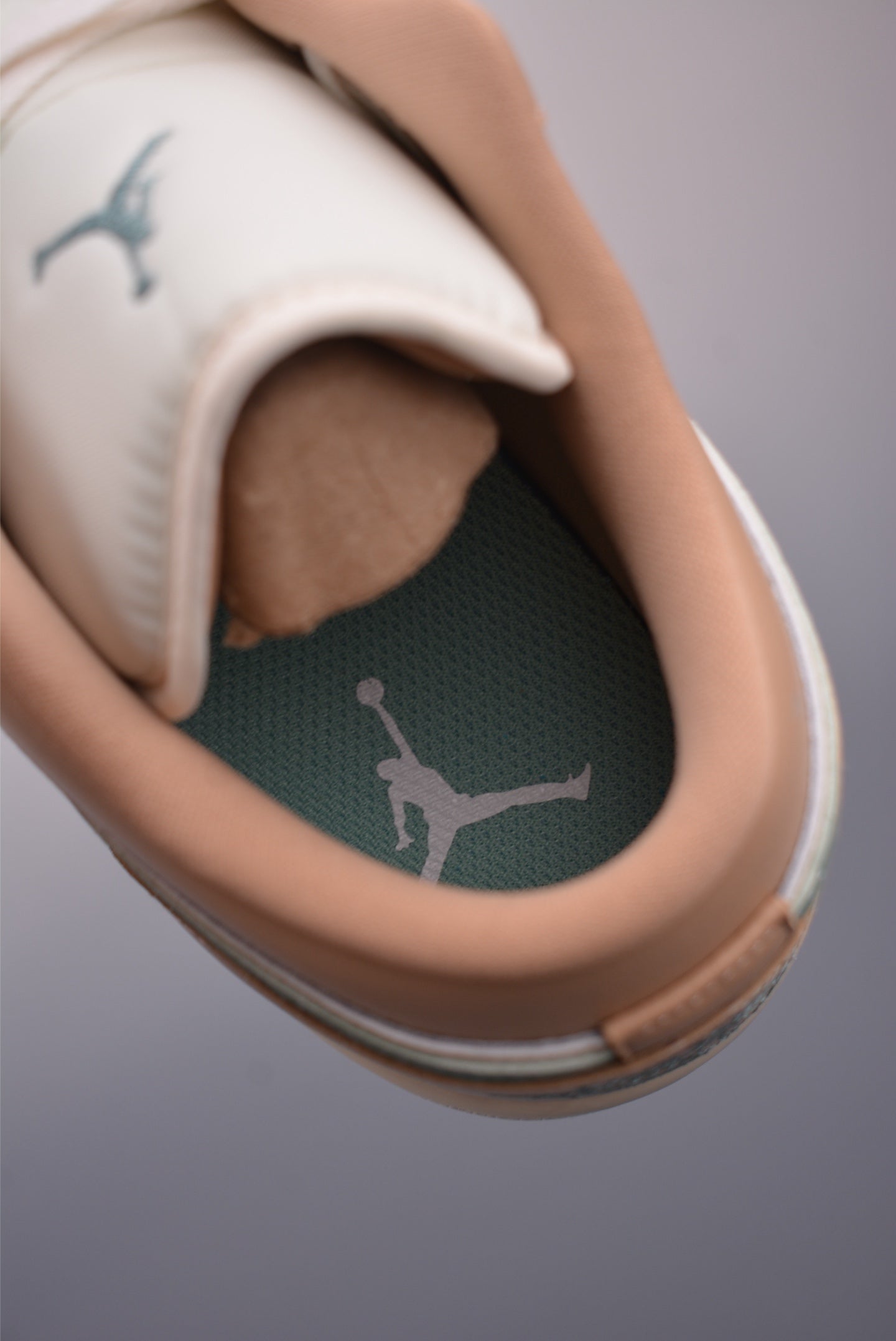 Detalles de las Air Jordan 1 Low Beige Orange en primer plano, mostrando la piel y el diseño único.