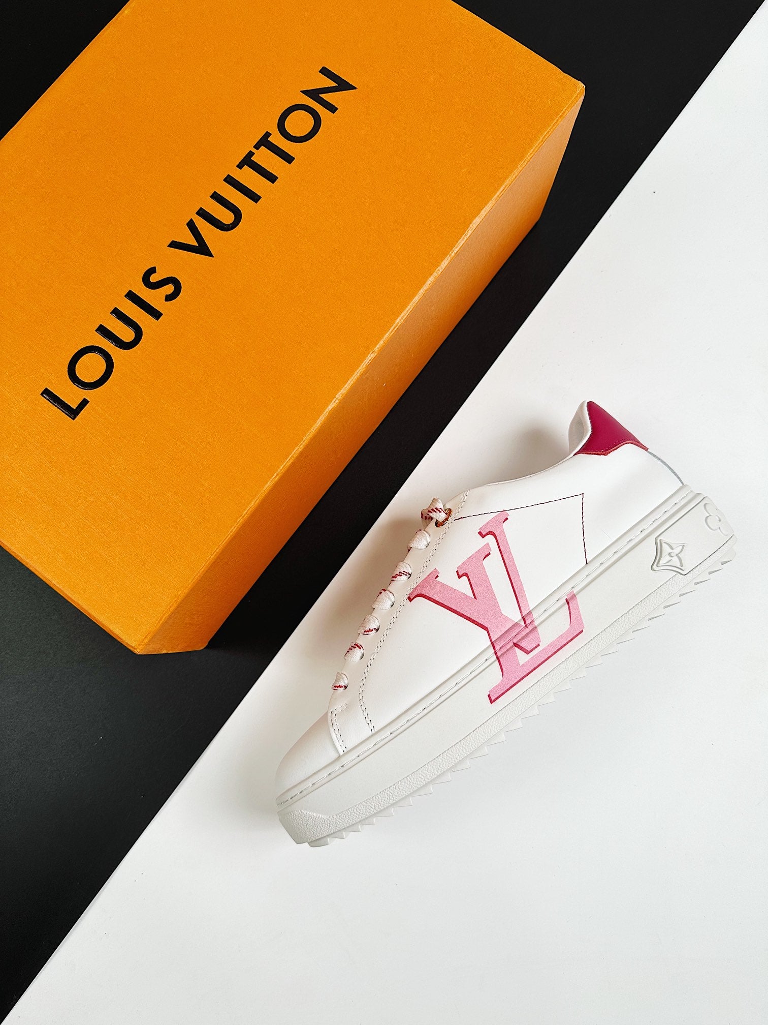 Imagen de un exclusivo producto Louis Vuitton, cuyo upper está hecho de cuero de vaca y PVC importado, mostrando su lujo y estilo.
