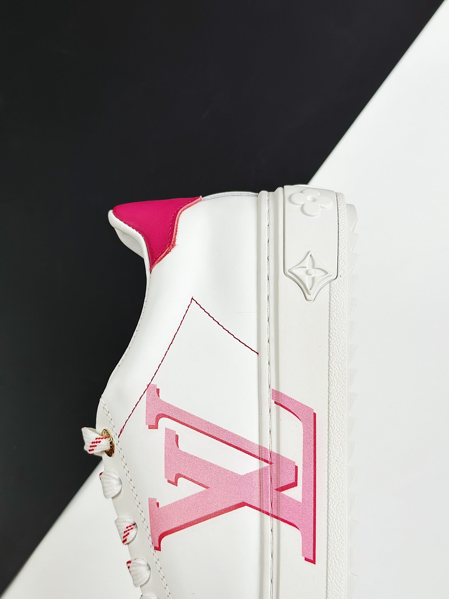 Diferentes tamaños disponibles de los zapatos Louis Vuitton, desde 35 hasta 39, adaptándose a cada necesidad.