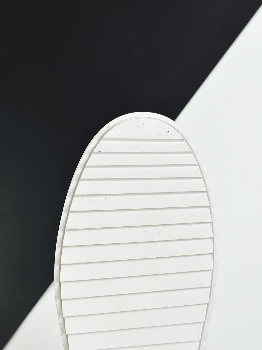 Look completo de un elegante par de zapatos Louis Vuitton, con diseño moderno y sofisticado, recomendado por influencers.