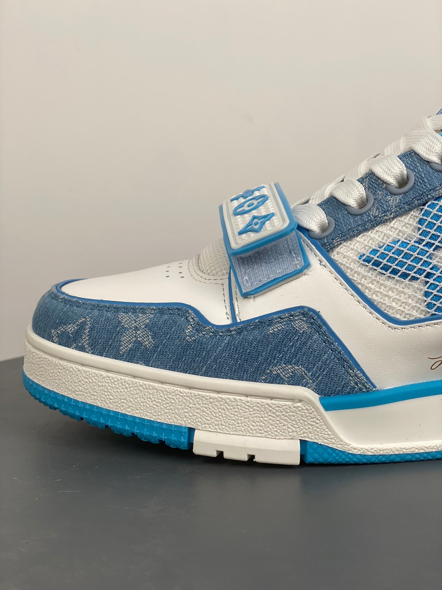 Zapatillas LV Trainer versión superior con caja azul, perfecta para regalar.