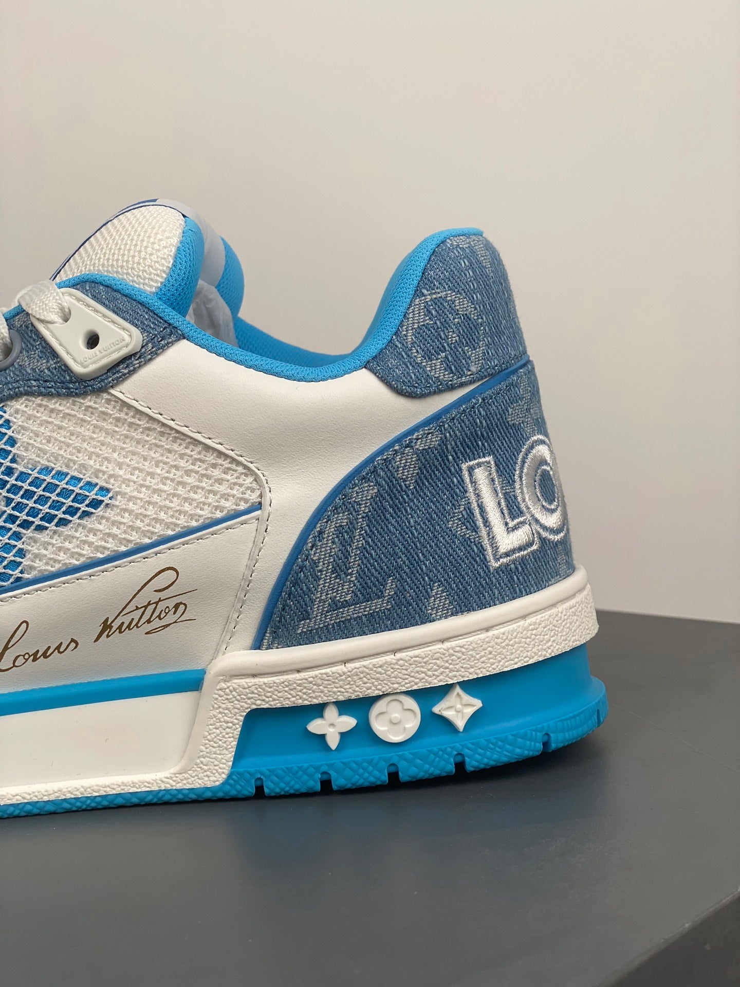 Suela de las LV Trainer top version, material TPU y diseño exclusivo.