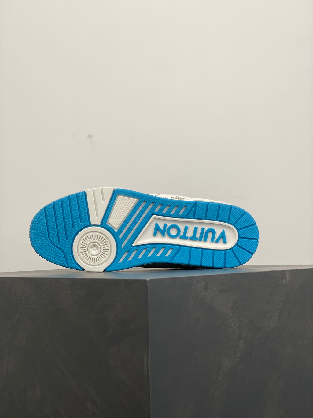 Detalles del acabado de las LV Trainer versión superior, piel de primera calidad.