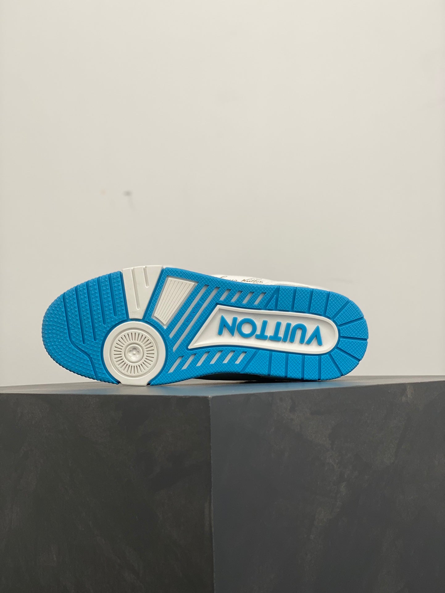 Detalles del acabado de las LV Trainer versión superior, piel de primera calidad.