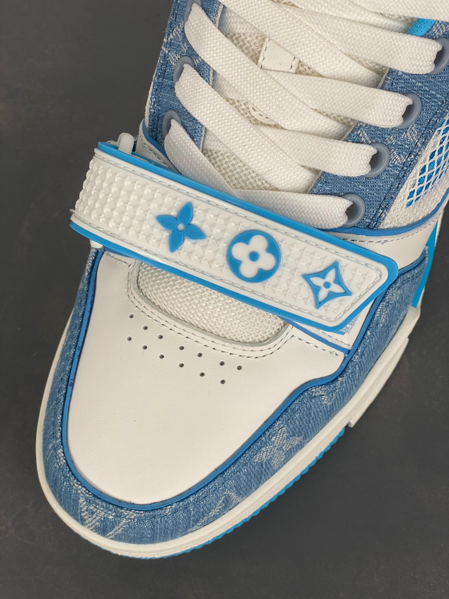 Zapatillas LV Trainer versión superior en varios tamaños, de 38 a 46.
