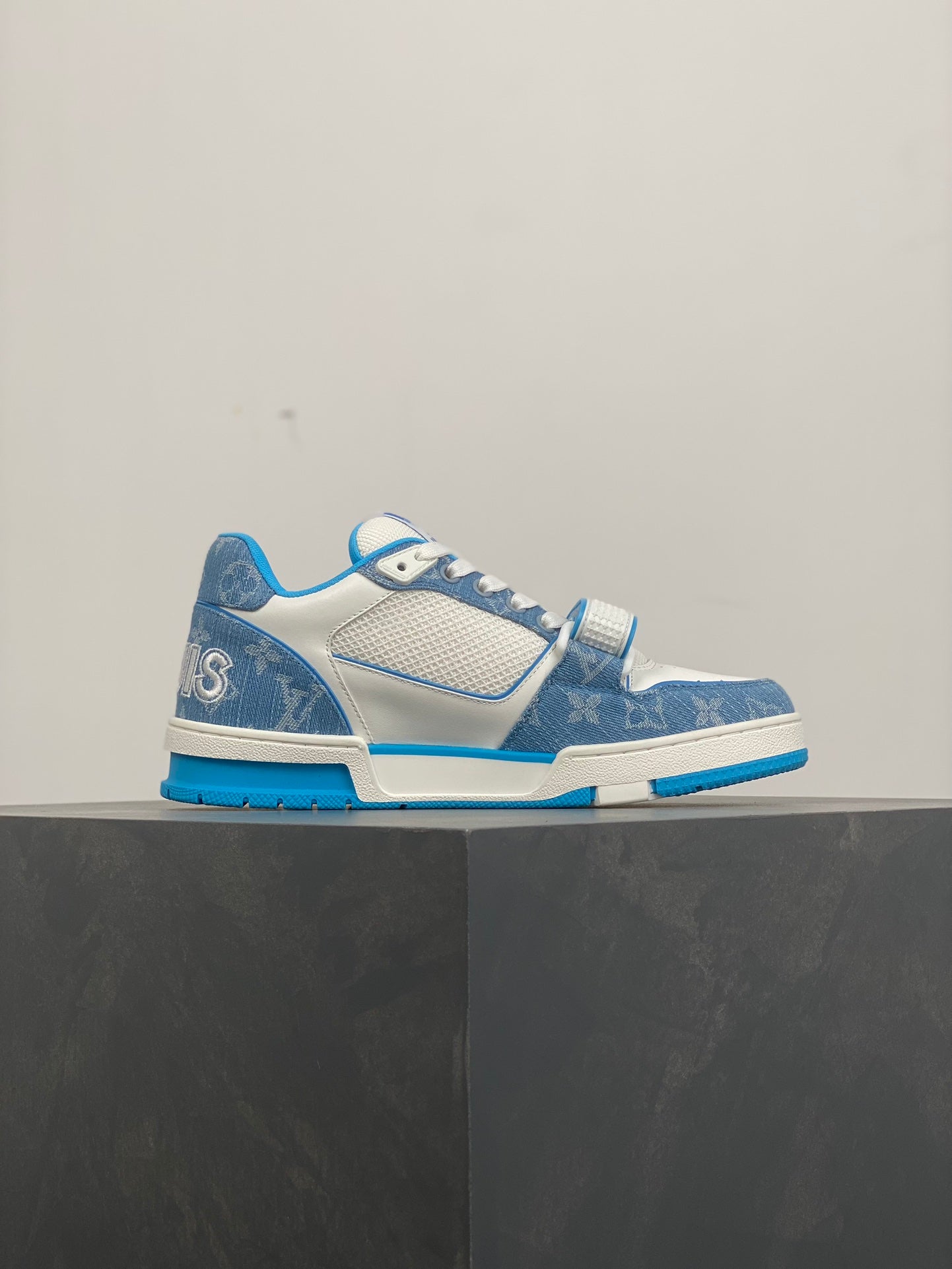 Originales LV Trainer top version con accesorios y empaque de calidad.