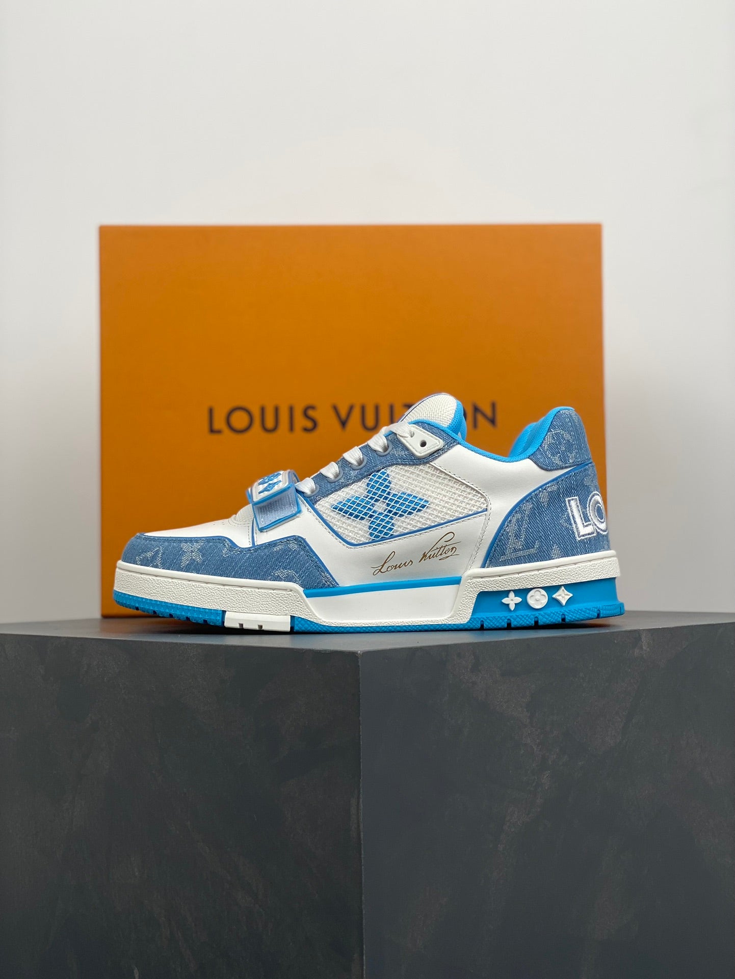 Sneakers LV Trainer versión superior, diseño elegante y moderno.